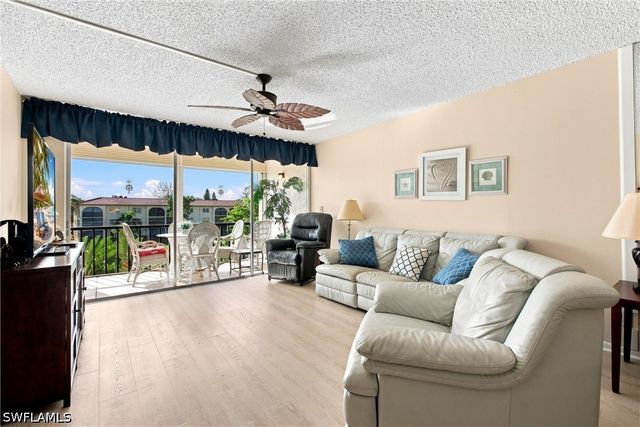 1087 Forest Lakes DR 302, Naples, FL 34105