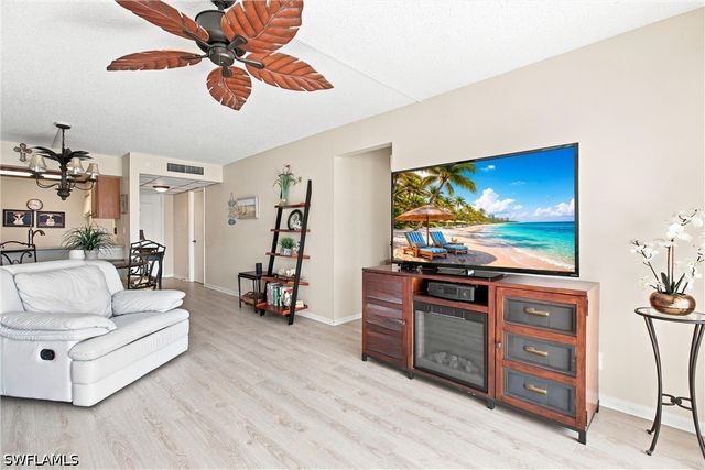 1087 Forest Lakes DR 302, Naples, FL 34105