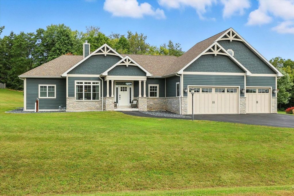 W232S8430 Rosemary DRIVE, Big Bend, WI 53103