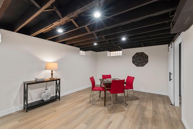 8424 N Fox Croft LANE, Fox Point, WI 53217