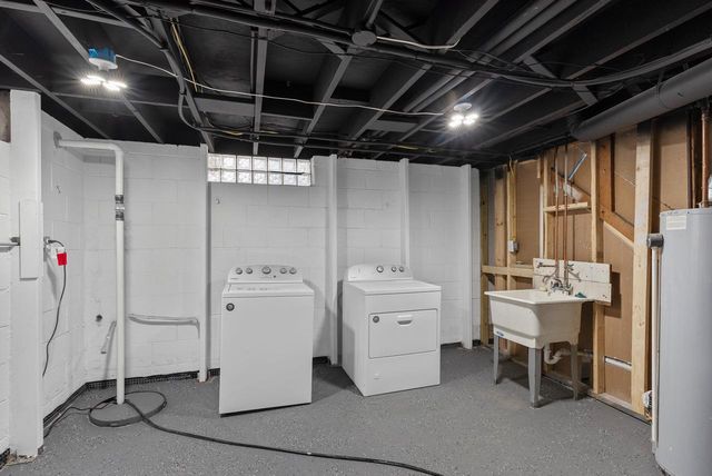 8424 N Fox Croft LANE, Fox Point, WI 53217