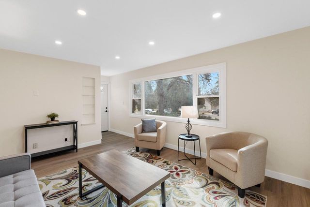 8424 N Fox Croft LANE, Fox Point, WI 53217