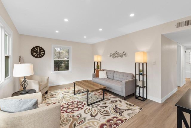 8424 N Fox Croft LANE, Fox Point, WI 53217