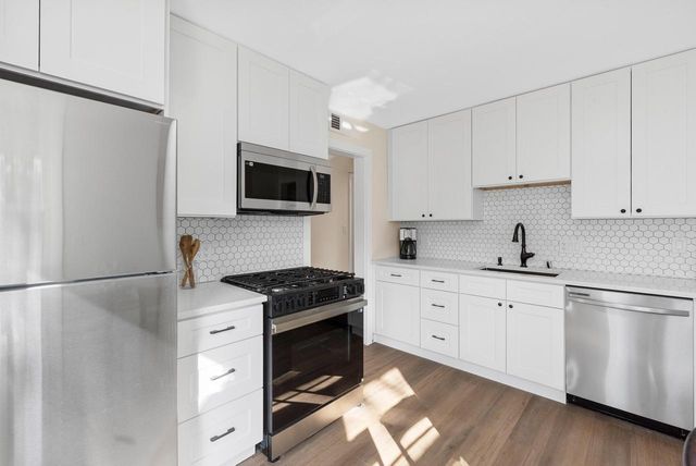 8424 N Fox Croft LANE, Fox Point, WI 53217