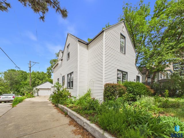 810 W 6th St Street, Sioux Falls, SD 57104