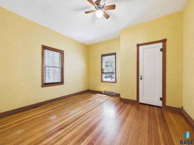 810 W 6th St Street, Sioux Falls, SD 57104