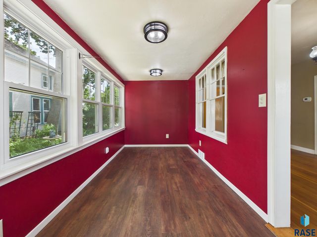 810 W 6th St Street, Sioux Falls, SD 57104