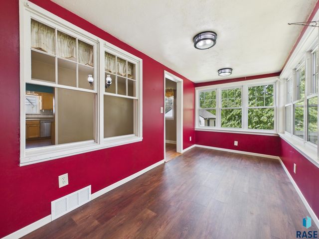 810 W 6th St Street, Sioux Falls, SD 57104