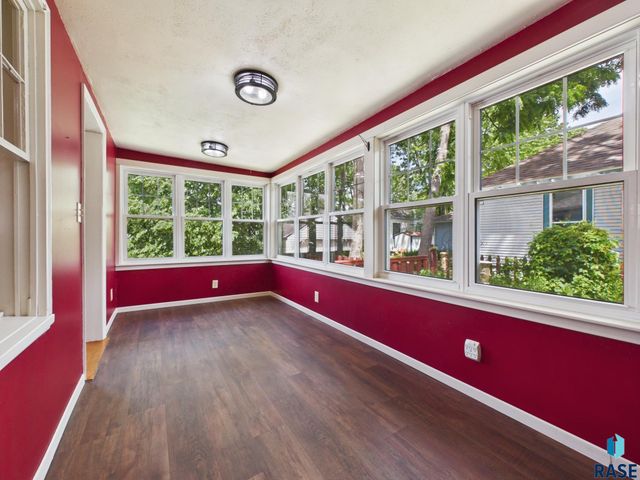 810 W 6th St Street, Sioux Falls, SD 57104