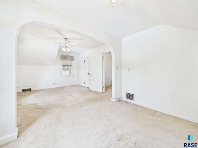 810 W 6th St Street, Sioux Falls, SD 57104
