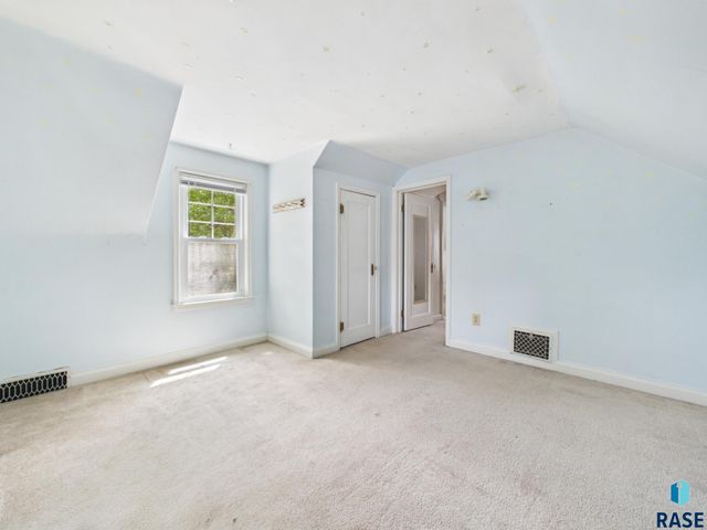810 W 6th St Street, Sioux Falls, SD 57104