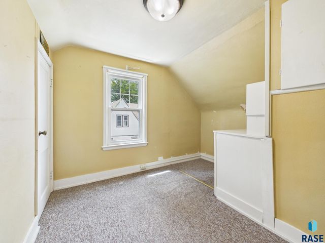 810 W 6th St Street, Sioux Falls, SD 57104