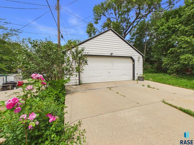 810 W 6th St Street, Sioux Falls, SD 57104