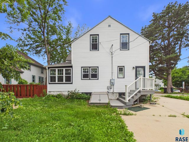 810 W 6th St Street, Sioux Falls, SD 57104