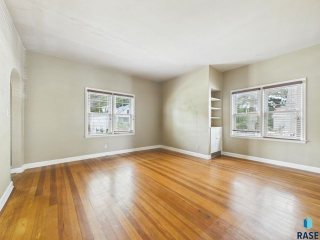 810 W 6th St Street, Sioux Falls, SD 57104