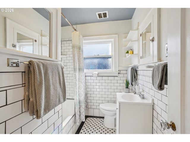 1005 Ne KILLINGSWORTH St, Portland, OR 97211