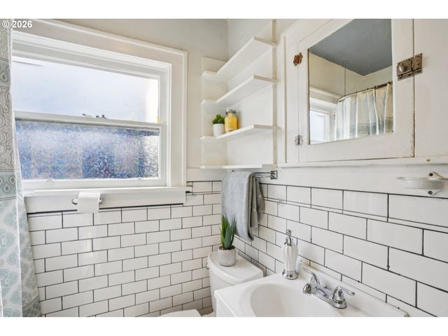 1005 Ne KILLINGSWORTH St, Portland, OR 97211