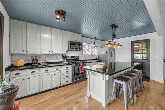 5610 Croswell Road, Waterford Charter Township, MI 48327