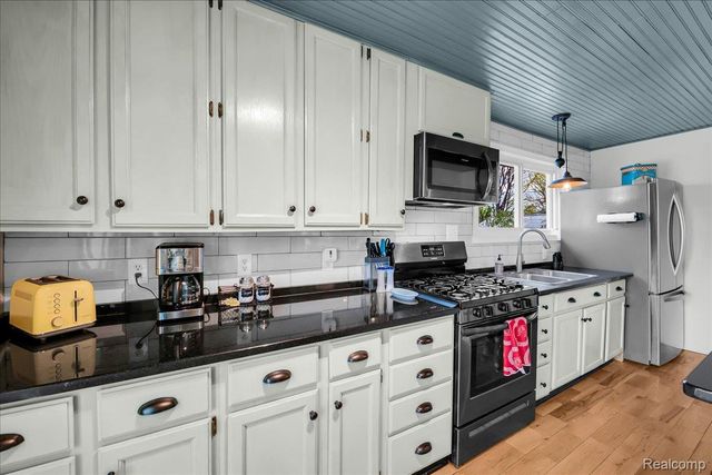 5610 Croswell Road, Waterford Charter Township, MI 48327