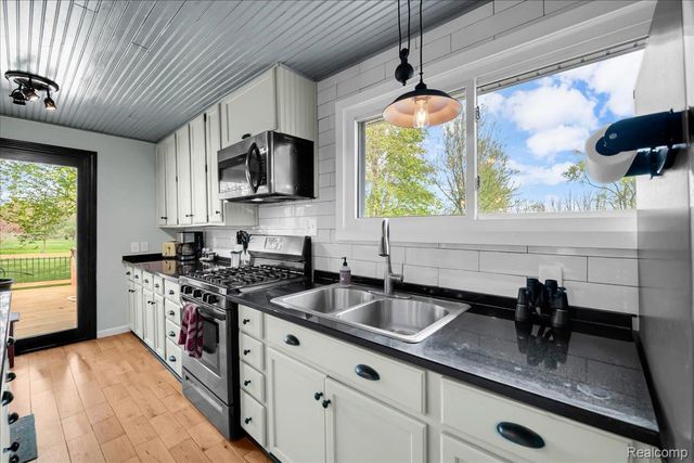 5610 Croswell Road, Waterford Charter Township, MI 48327