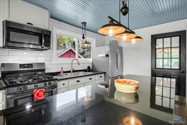 5610 Croswell Road, Waterford Charter Township, MI 48327