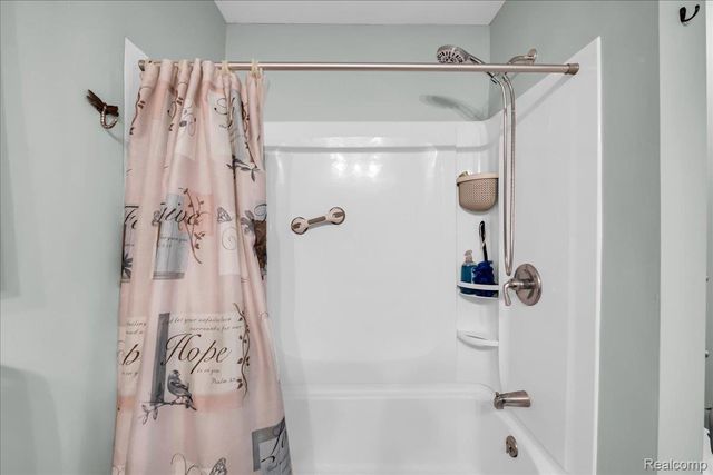 5610 Croswell Road, Waterford Charter Township, MI 48327