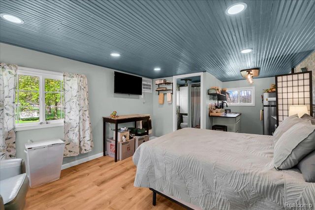 5610 Croswell Road, Waterford Charter Township, MI 48327