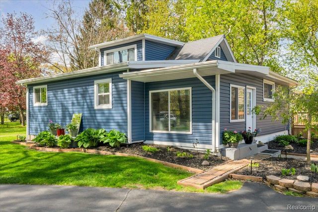 5610 Croswell Road, Waterford Charter Township, MI 48327