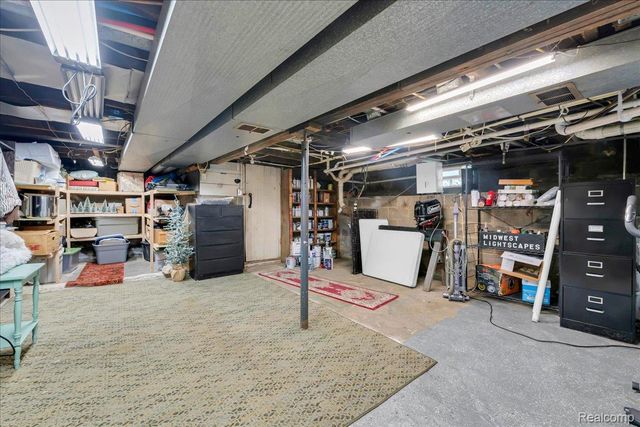 5610 Croswell Road, Waterford Charter Township, MI 48327