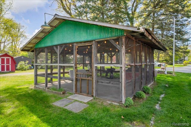 5610 Croswell Road, Waterford Charter Township, MI 48327