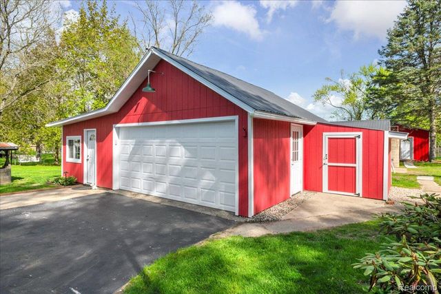 5610 Croswell Road, Waterford Charter Township, MI 48327