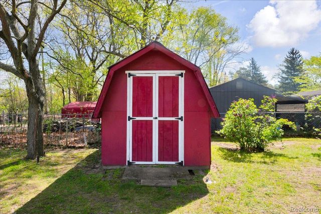 5610 Croswell Road, Waterford Charter Township, MI 48327