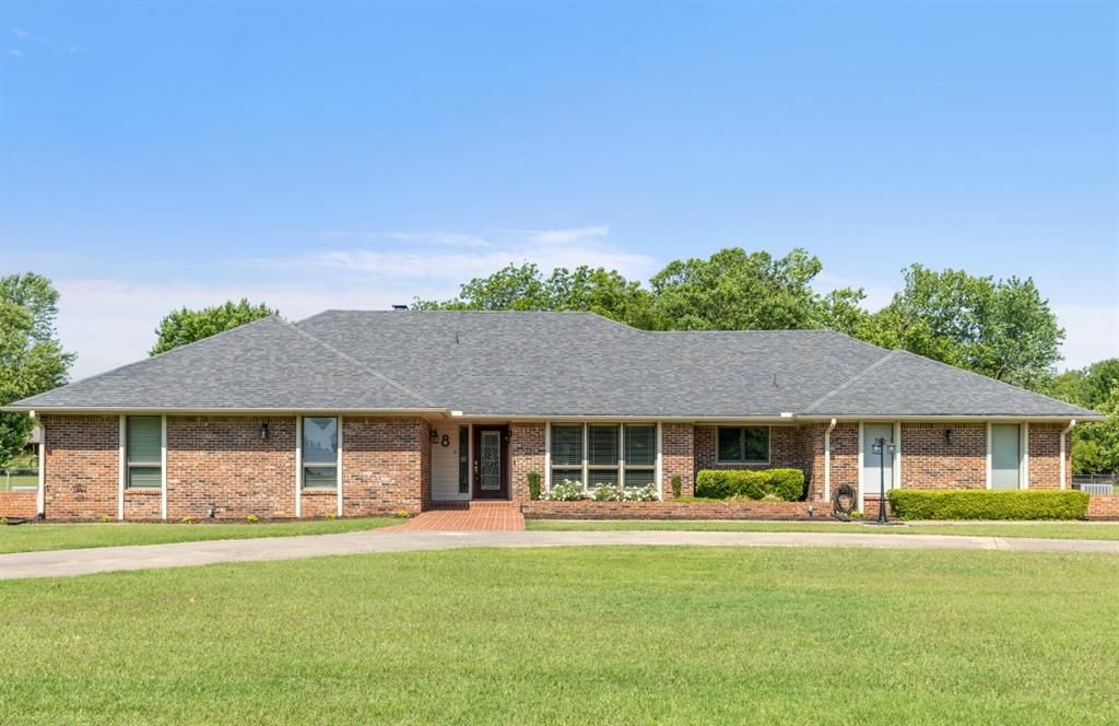 Image 1 of property listing at 8 Willowbrook, Shawnee, OK 74804