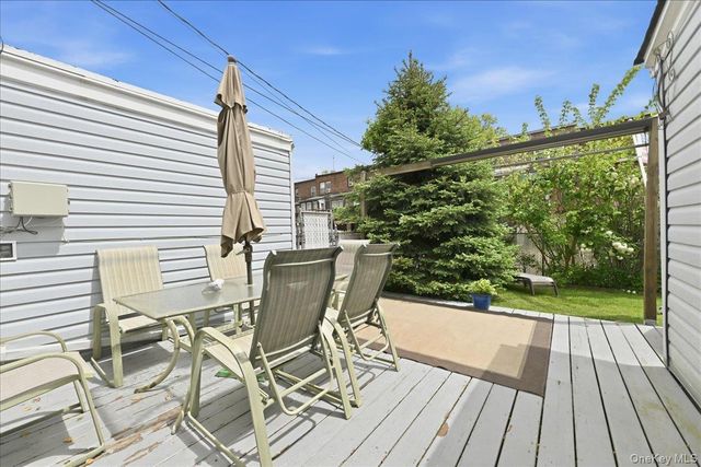 53 Edgeworth Street, Valley Stream, NY 11581