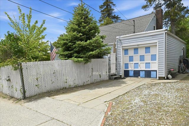 53 Edgeworth Street, Valley Stream, NY 11581