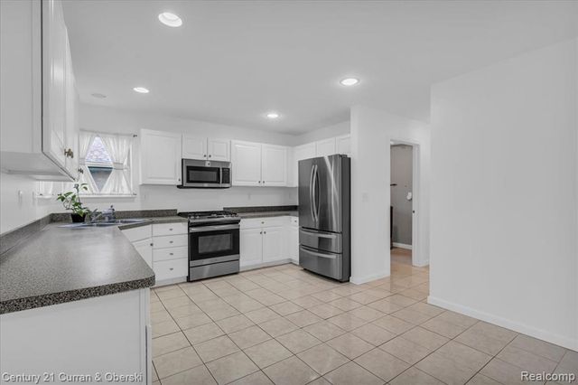 23264 Oakleigh Avenue, Trenton, MI 48183