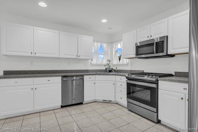 23264 Oakleigh Avenue, Trenton, MI 48183