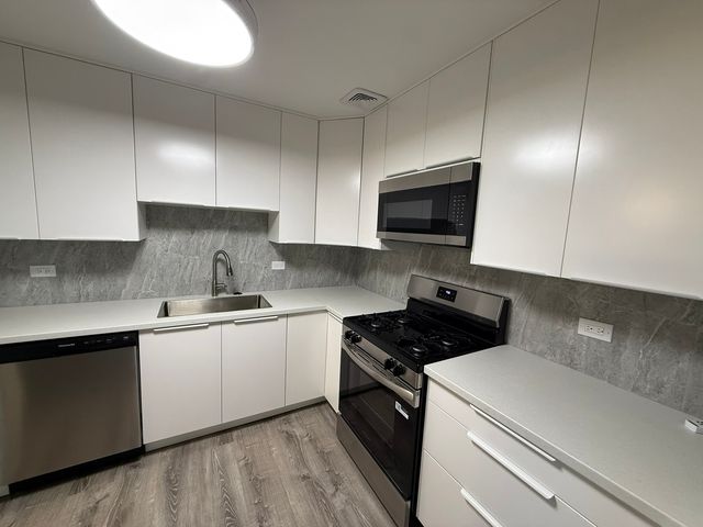 9S220 Lake Drive 16A-102, Willowbrook, IL 60527