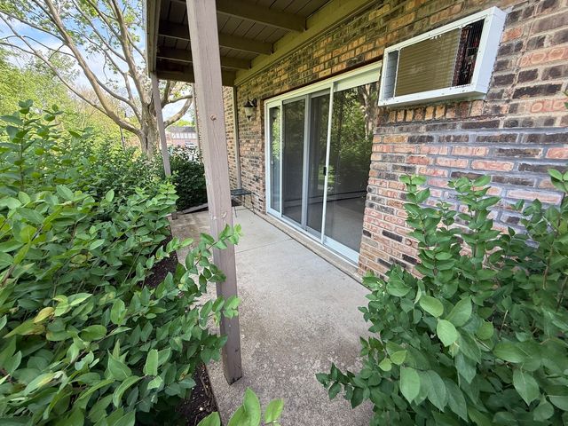 9S220 Lake Drive 16A-102, Willowbrook, IL 60527