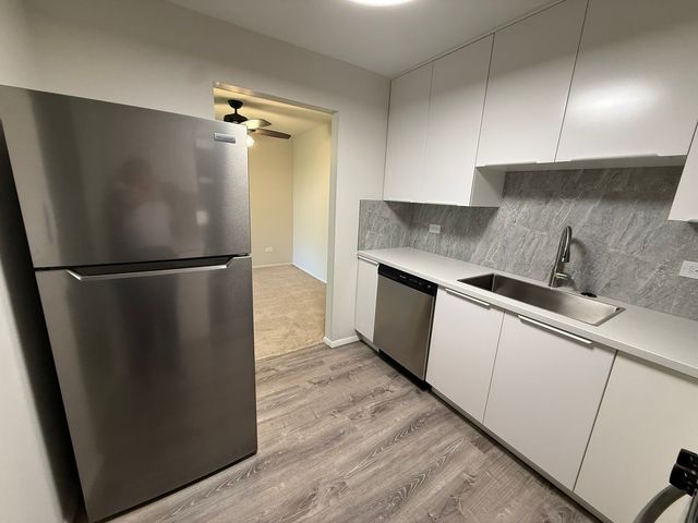 9S220 Lake Drive 16A-102, Willowbrook, IL 60527