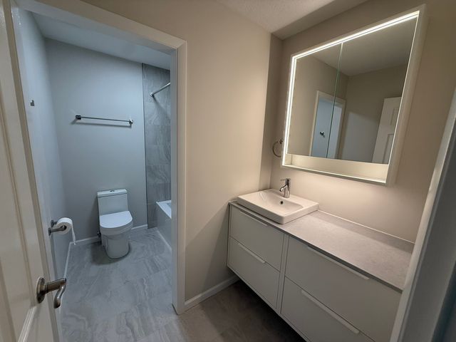 9S220 Lake Drive 16A-102, Willowbrook, IL 60527