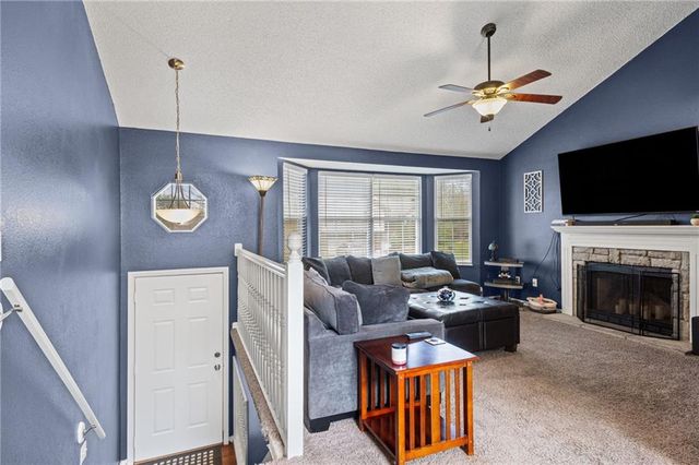 600 SE Steeple Court, Blue Springs, MO 64014