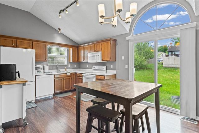 600 SE Steeple Court, Blue Springs, MO 64014