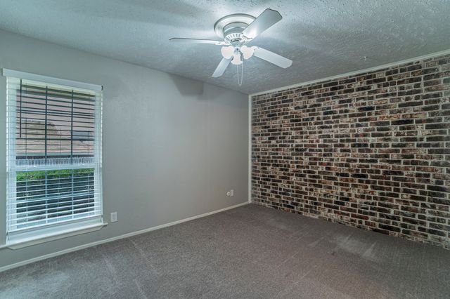 5 E Townhouse Lane, Grand Prairie, TX 75052