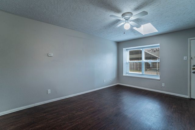 5 E Townhouse Lane, Grand Prairie, TX 75052