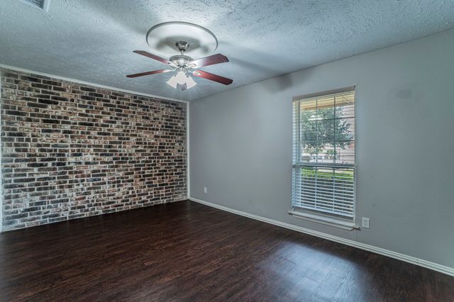 5 E Townhouse Lane, Grand Prairie, TX 75052