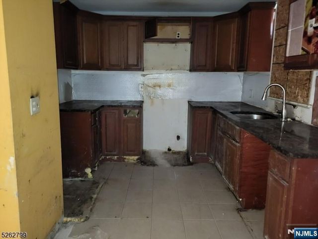 33 Riveredge Drive, Fairfield, NJ 07004