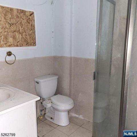 33 Riveredge Drive, Fairfield, NJ 07004