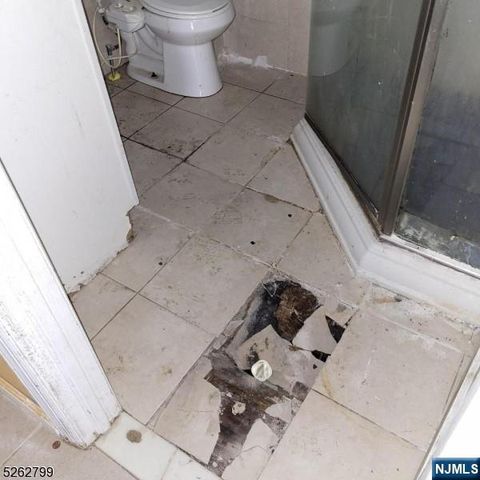 33 Riveredge Drive, Fairfield, NJ 07004