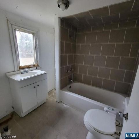 33 Riveredge Drive, Fairfield, NJ 07004